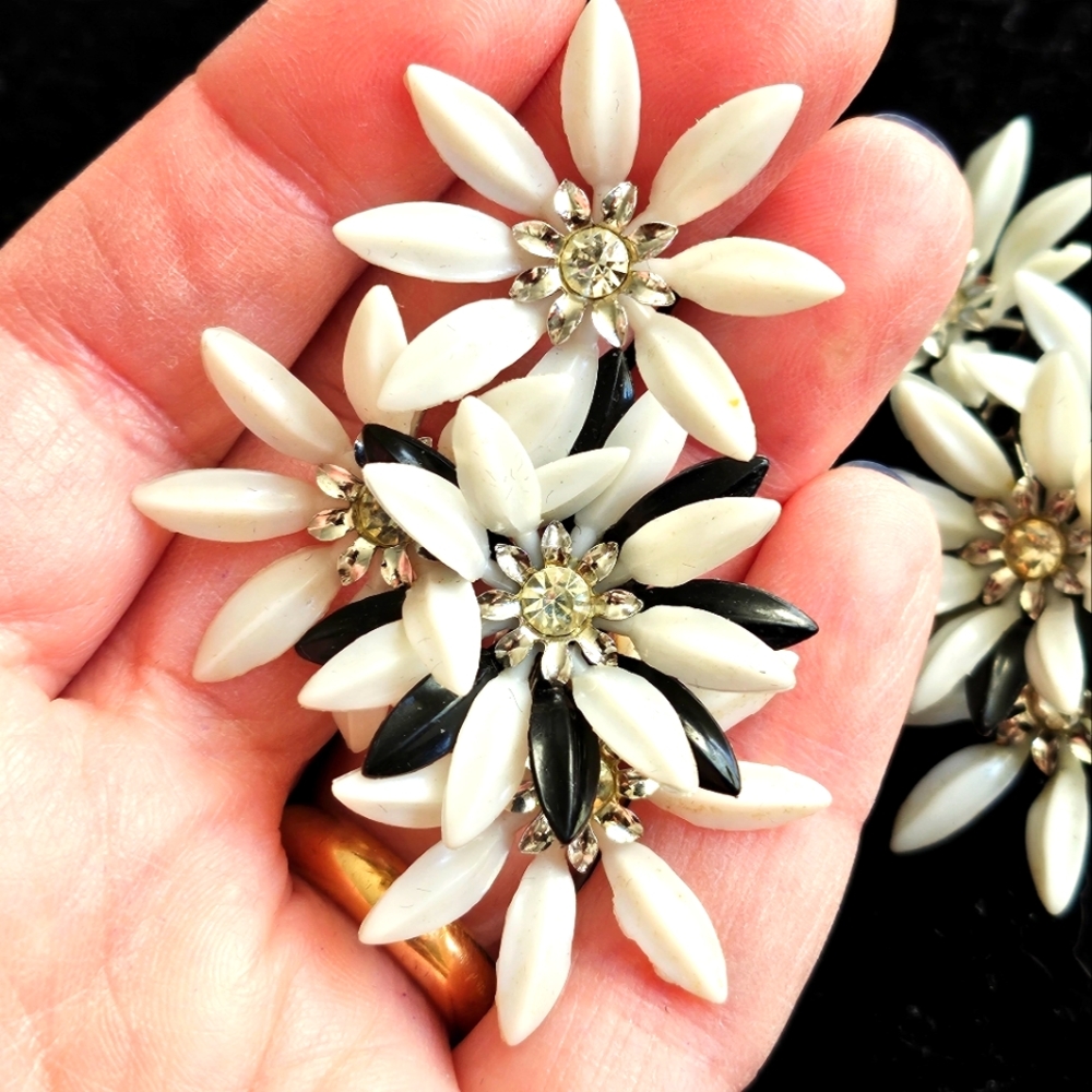 Vintage CORO earrings soft plastic daisy